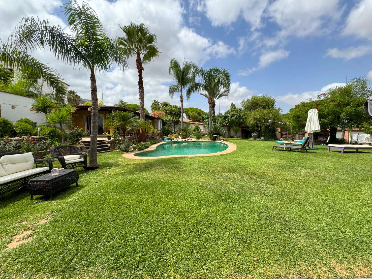 Villa enclavada en un gran jardín muy cuidado y con total privacidad y con casa de invitados.