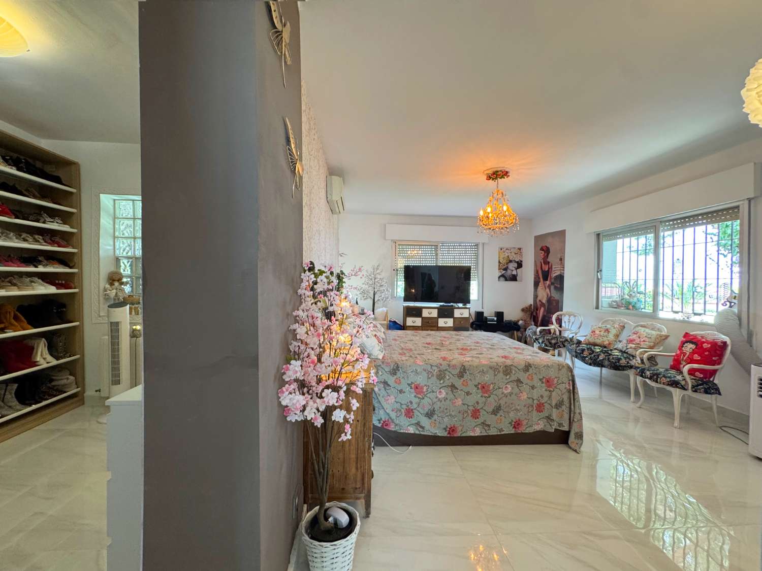 Villa enclavada en un gran jardín muy cuidado y con total privacidad y con casa de invitados.