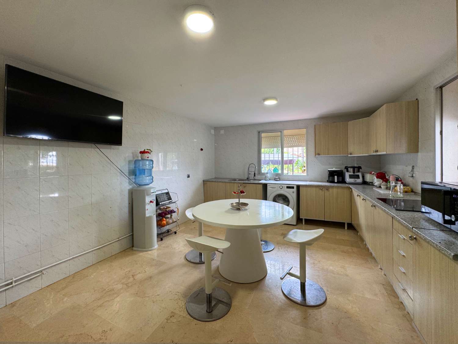 Villa enclavada en un gran jardín muy cuidado y con total privacidad y con casa de invitados.