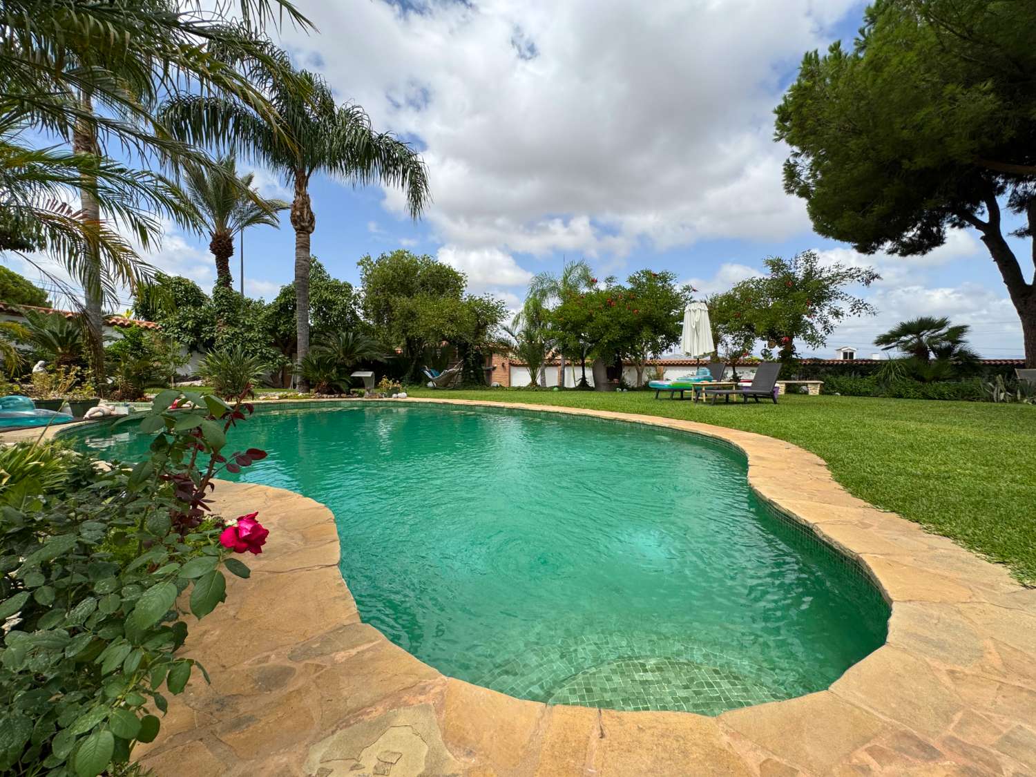Villa enclavada en un gran jardín muy cuidado y con total privacidad y con casa de invitados.
