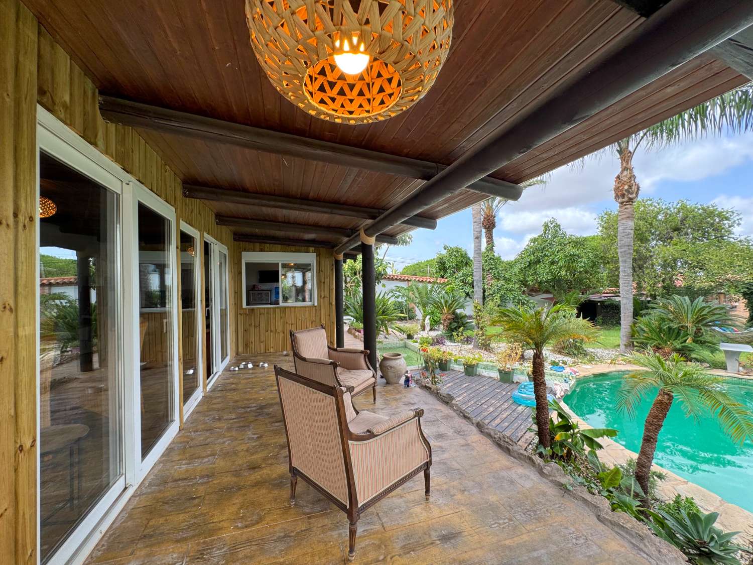 Villa enclavada en un gran jardín muy cuidado y con total privacidad y con casa de invitados.