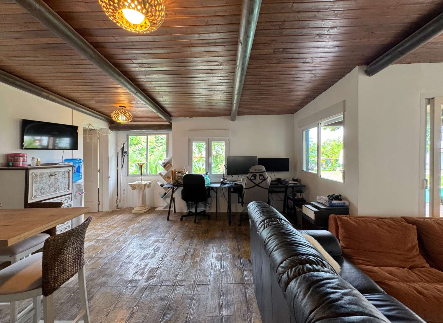 Villa enclavada en un gran jardín muy cuidado y con total privacidad y con casa de invitados.
