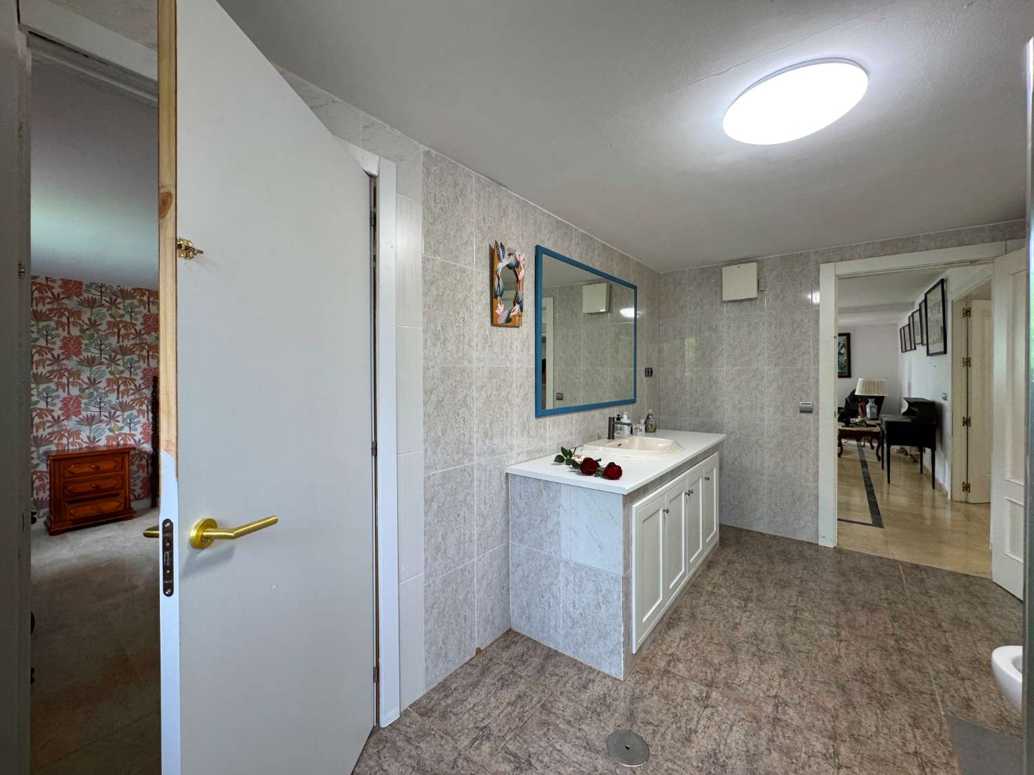 Villa enclavada en un gran jardín muy cuidado y con total privacidad y con casa de invitados.
