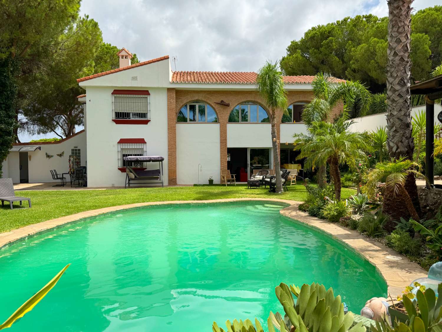 Villa enclavada en un gran jardín muy cuidado y con total privacidad y con casa de invitados.