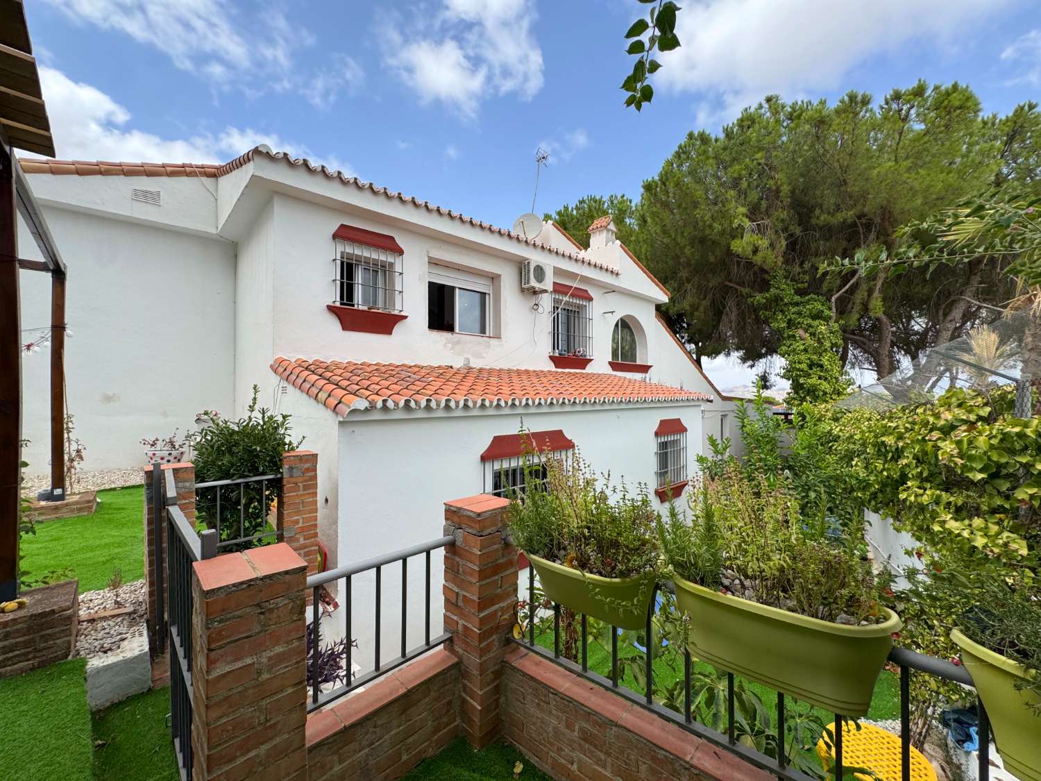 Villa enclavada en un gran jardín muy cuidado y con total privacidad y con casa de invitados.