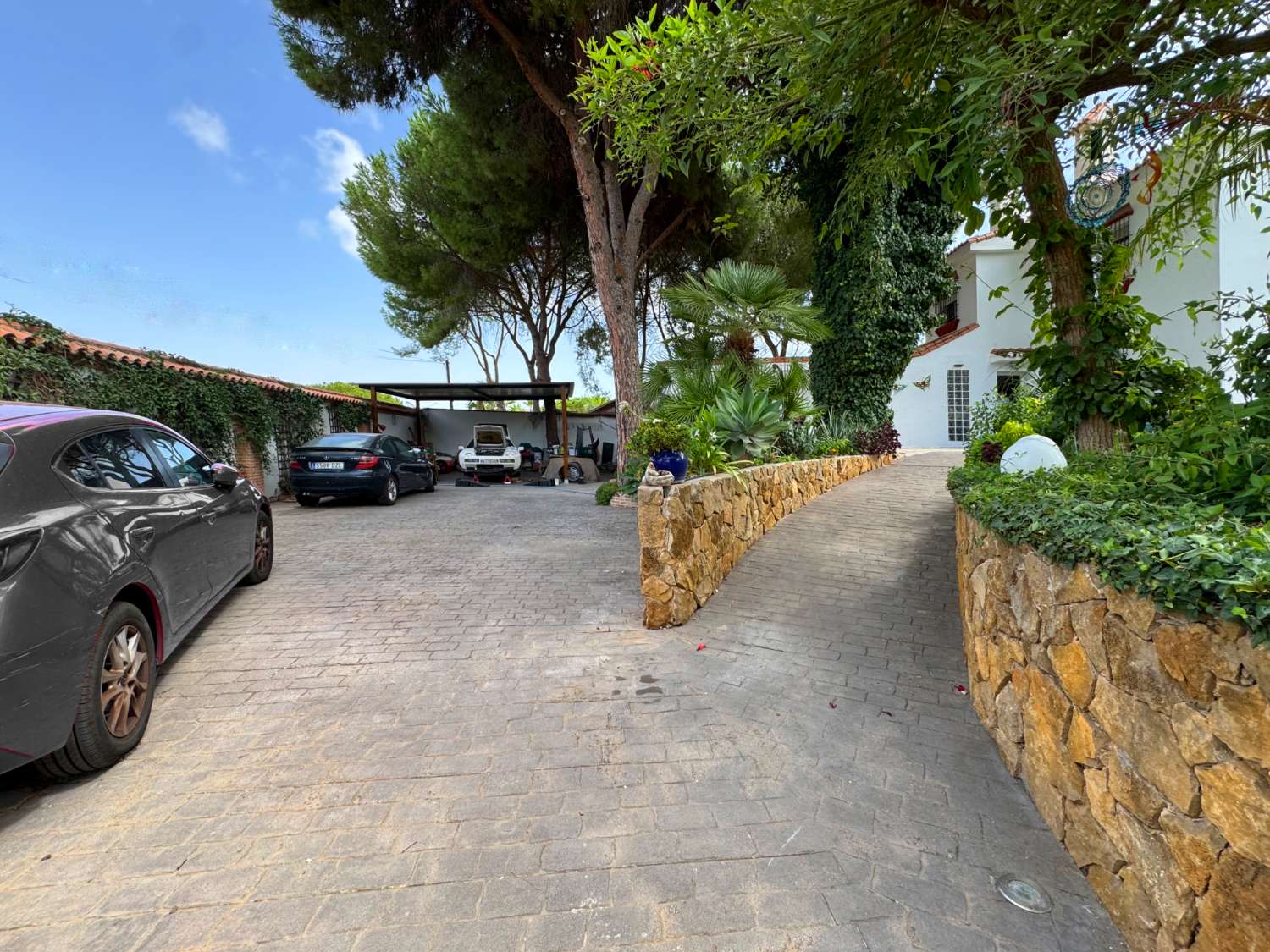 Villa enclavada en un gran jardín muy cuidado y con total privacidad y con casa de invitados.