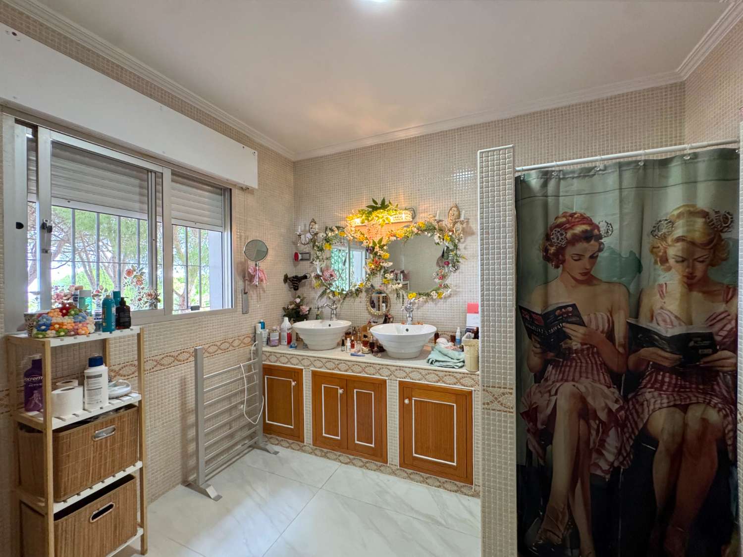 Villa enclavada en un gran jardín muy cuidado y con total privacidad y con casa de invitados.