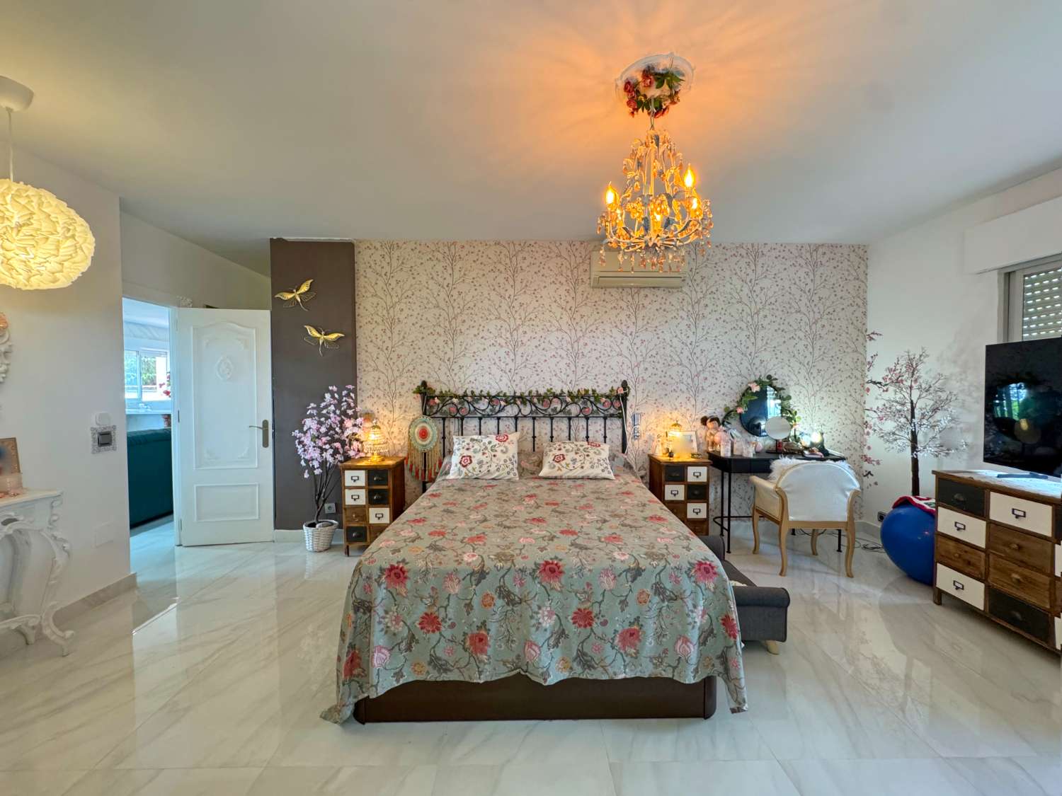 Villa enclavada en un gran jardín muy cuidado y con total privacidad y con casa de invitados.