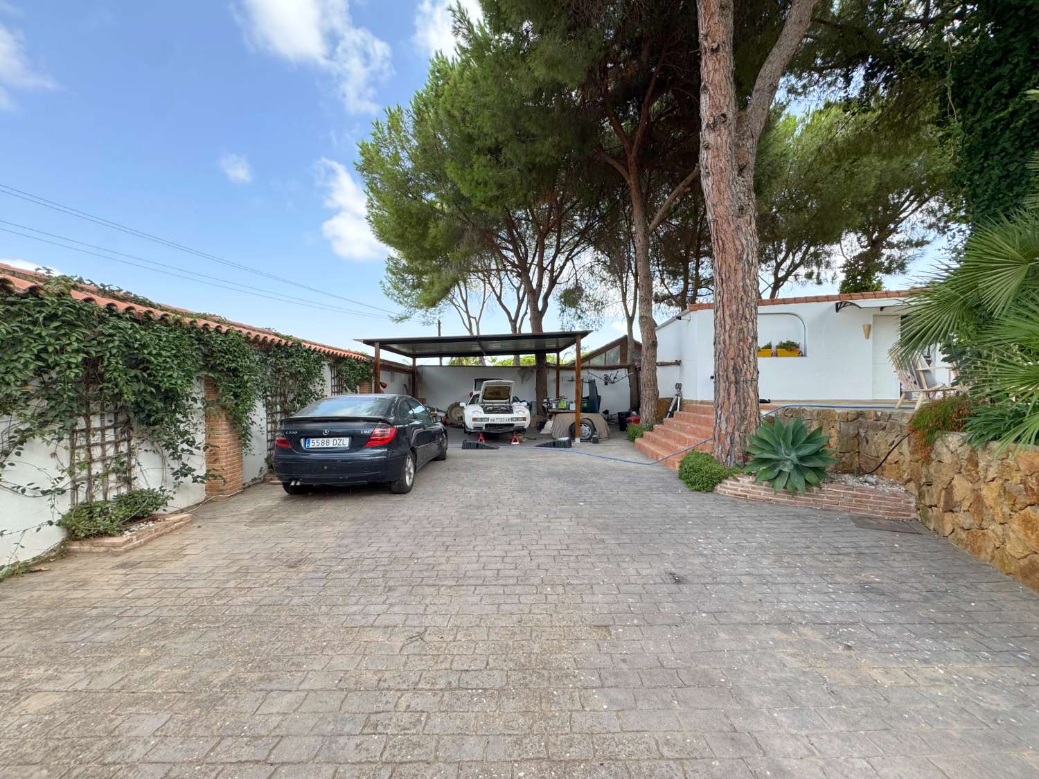 Villa enclavada en un gran jardín muy cuidado y con total privacidad y con casa de invitados.