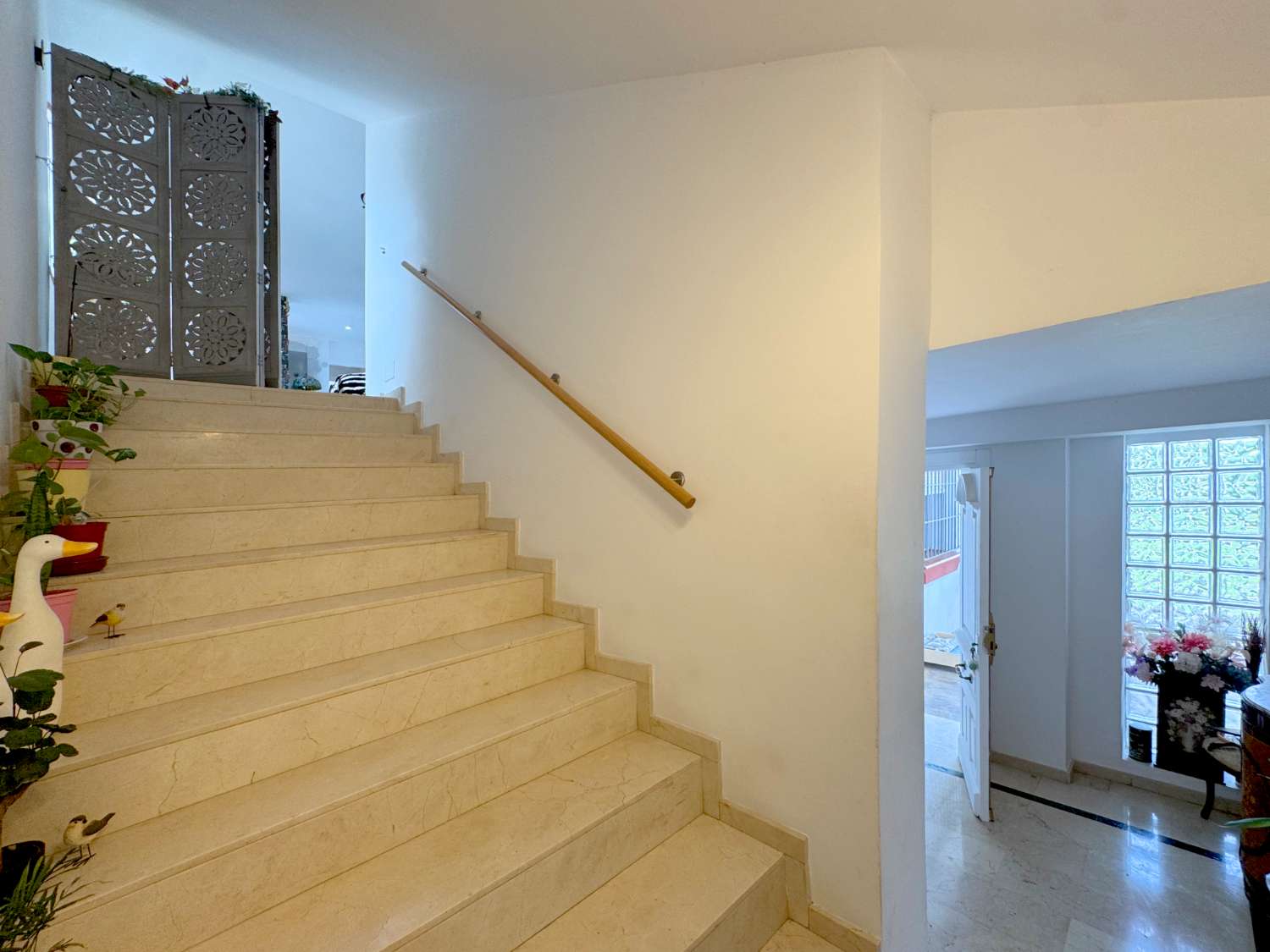 Villa enclavada en un gran jardín muy cuidado y con total privacidad y con casa de invitados.