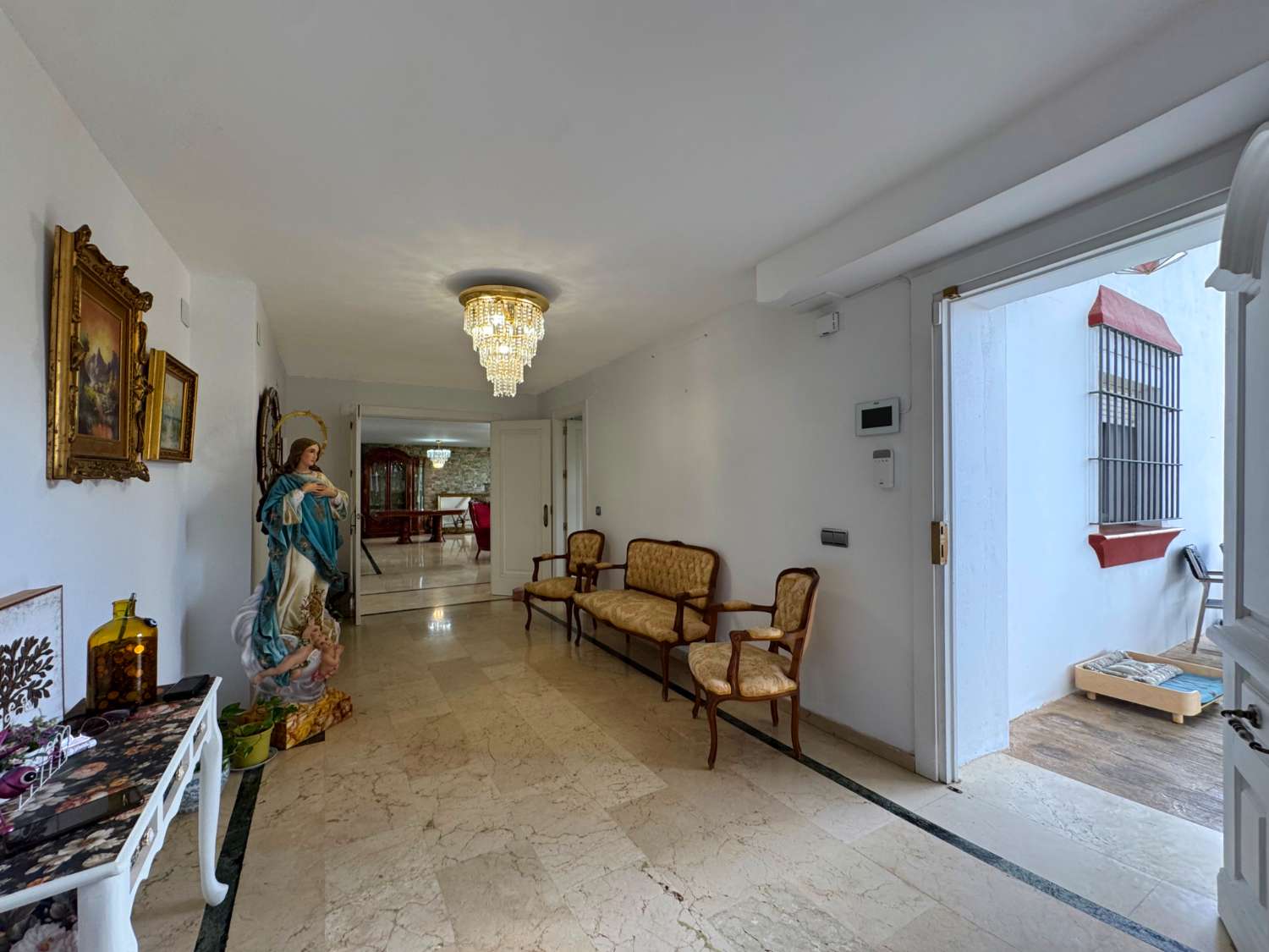 Villa enclavada en un gran jardín muy cuidado y con total privacidad y con casa de invitados.