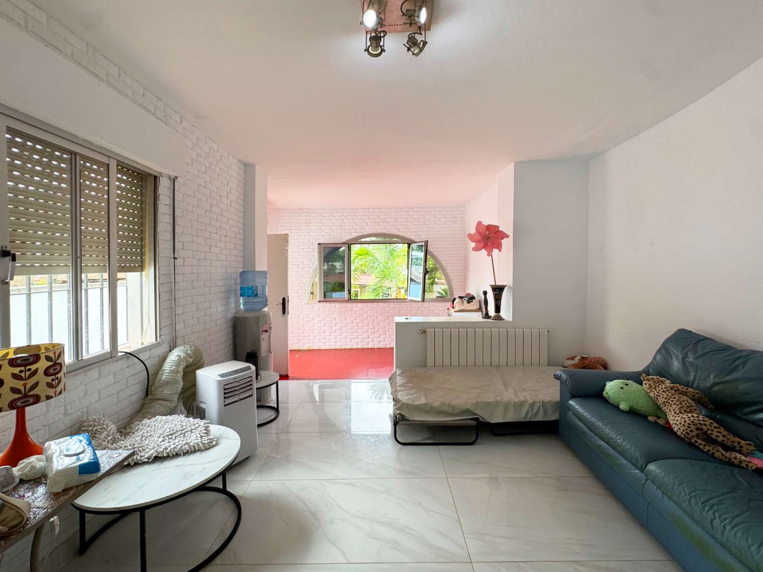 Villa enclavada en un gran jardín muy cuidado y con total privacidad y con casa de invitados.
