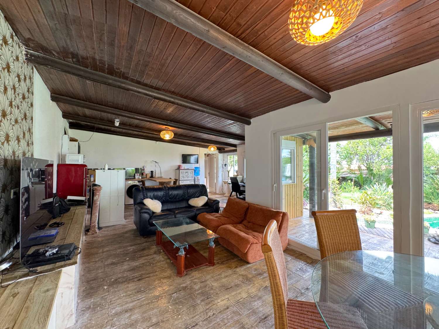 Villa enclavada en un gran jardín muy cuidado y con total privacidad y con casa de invitados.