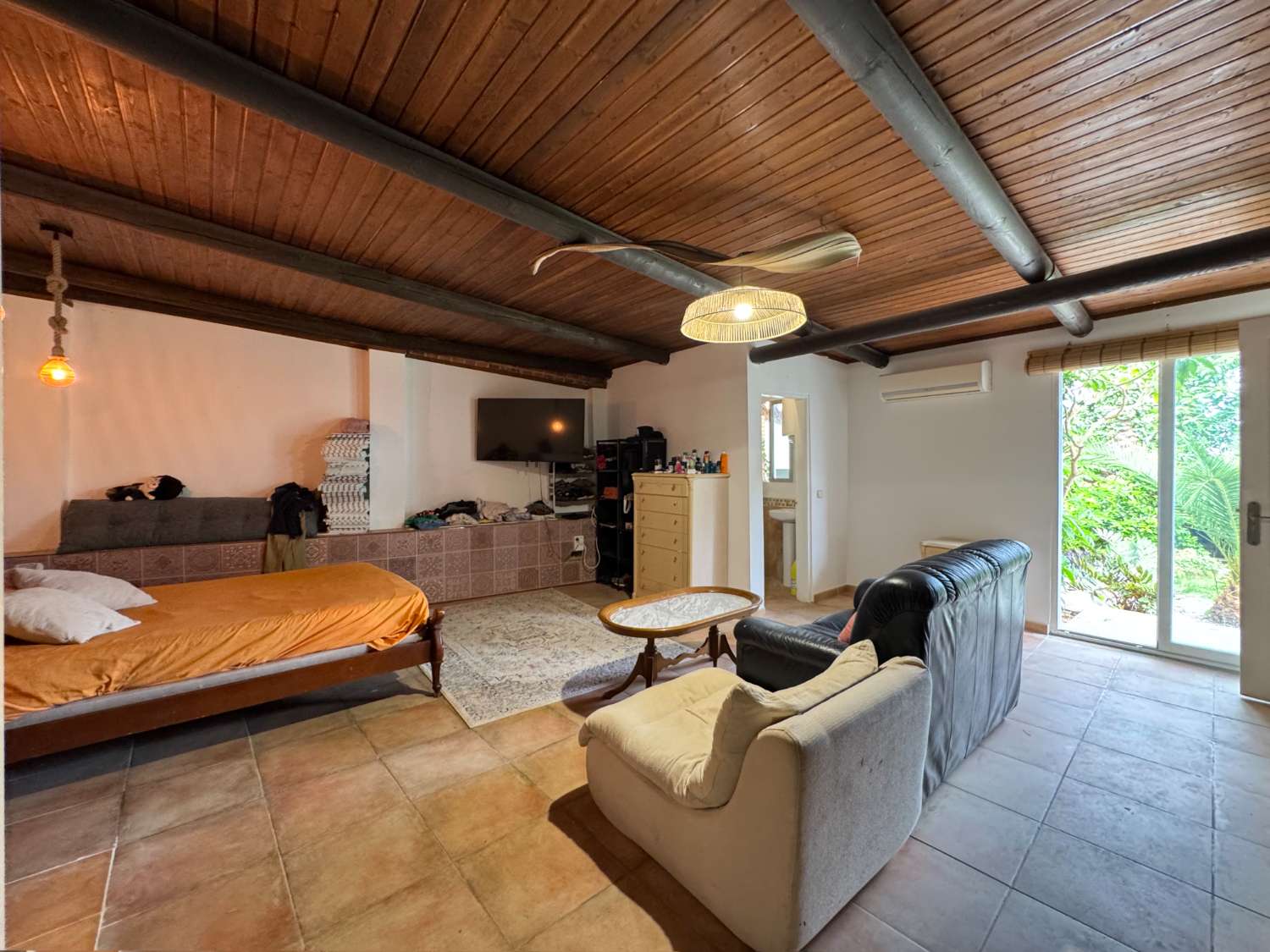 Villa enclavada en un gran jardín muy cuidado y con total privacidad y con casa de invitados.