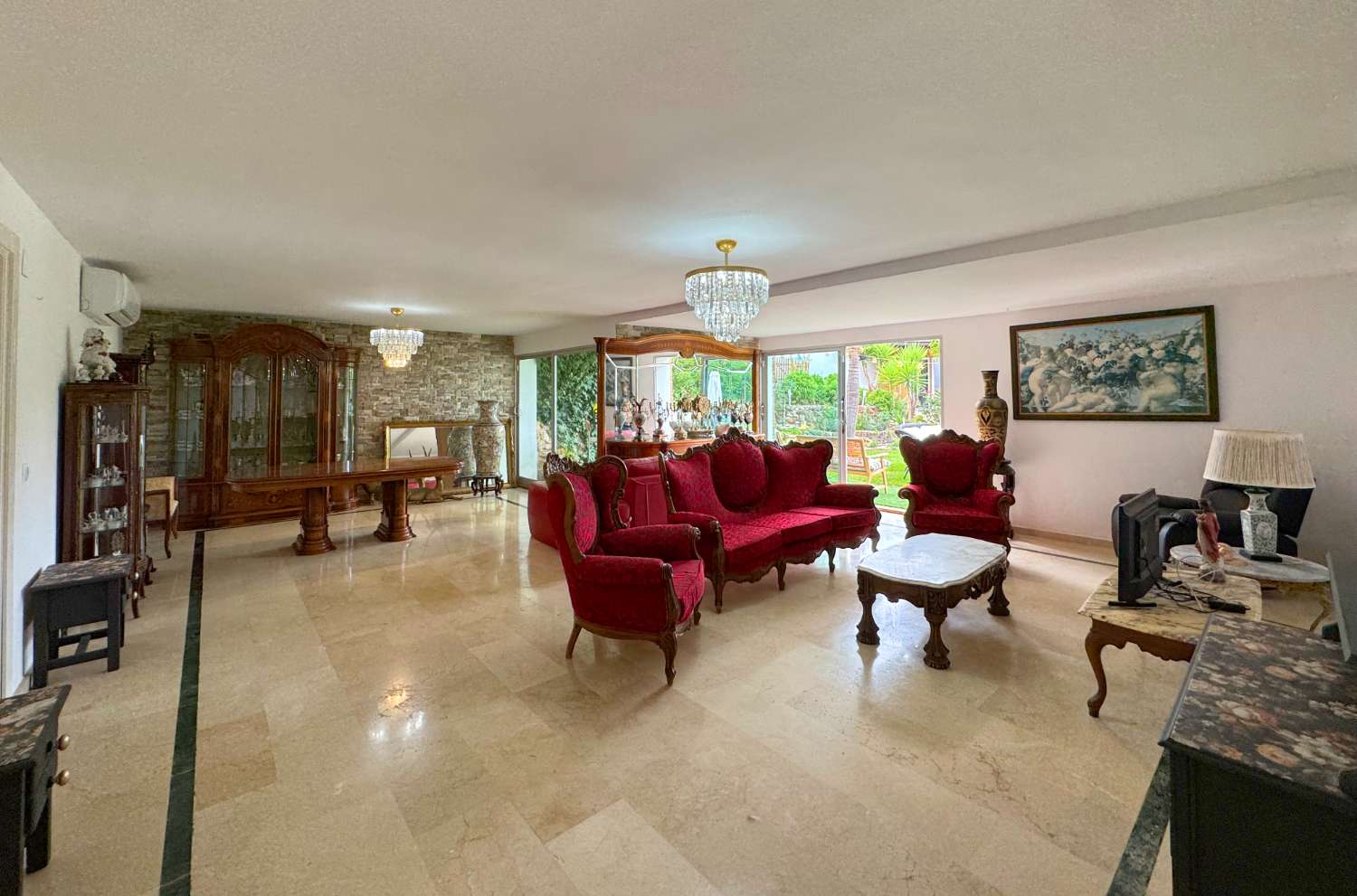 Villa enclavada en un gran jardín muy cuidado y con total privacidad y con casa de invitados.