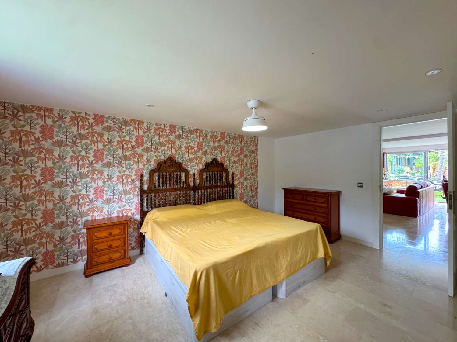 Villa enclavada en un gran jardín muy cuidado y con total privacidad y con casa de invitados.