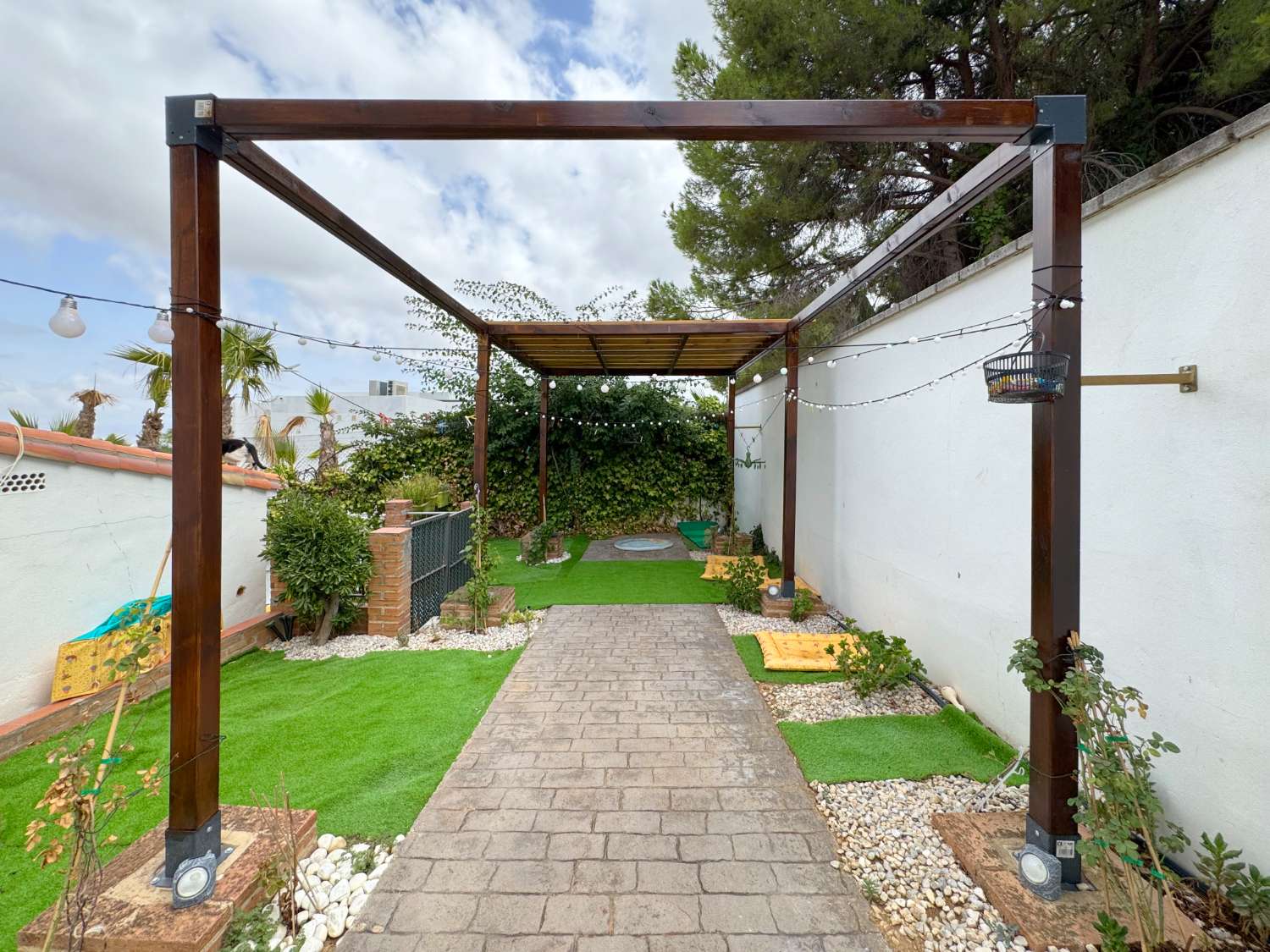 Villa enclavada en un gran jardín muy cuidado y con total privacidad y con casa de invitados.
