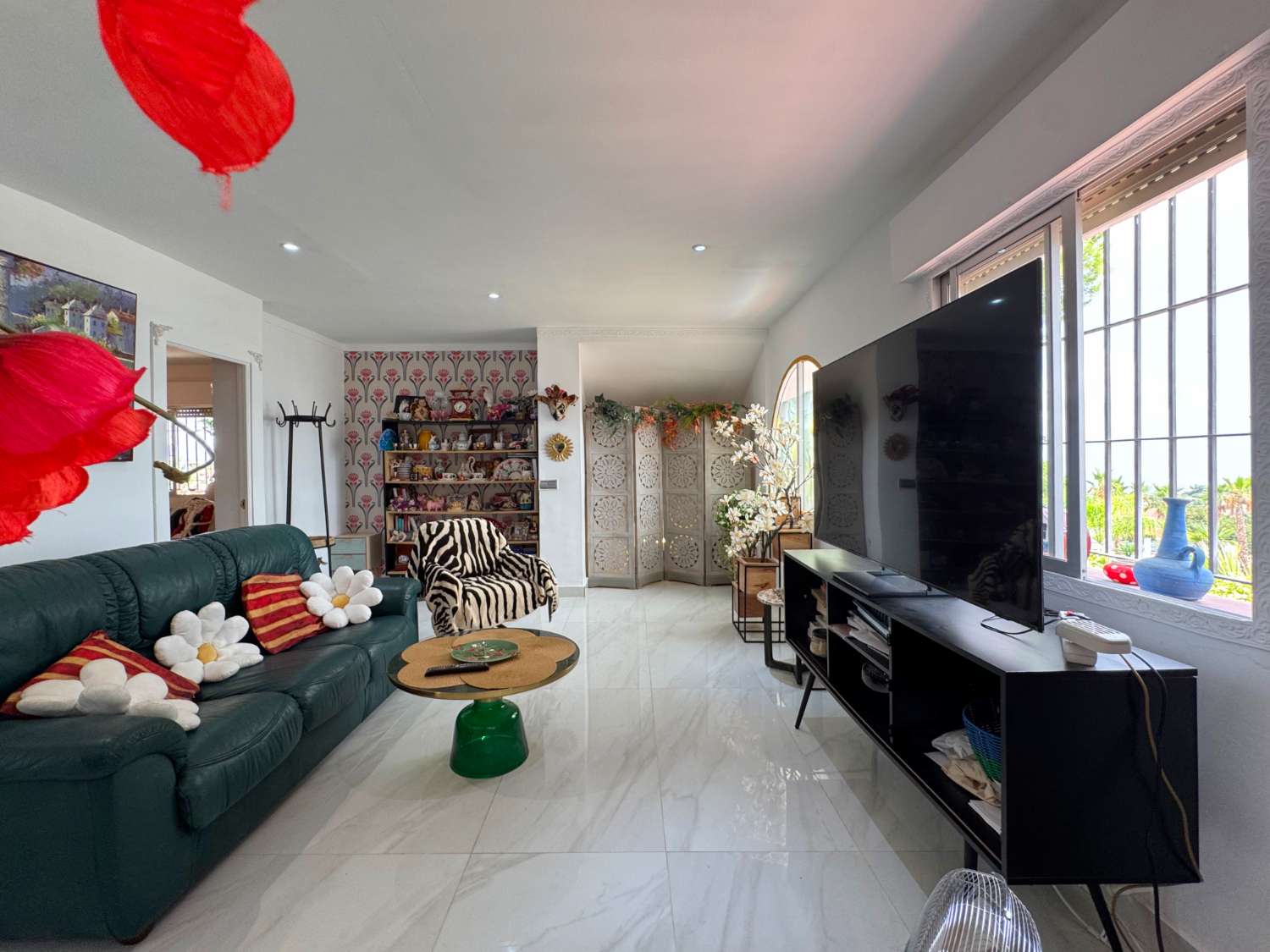 Villa enclavada en un gran jardín muy cuidado y con total privacidad y con casa de invitados.