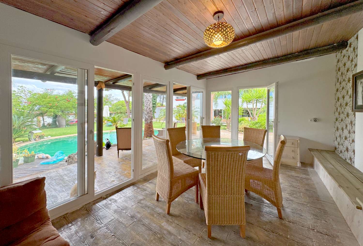 Villa enclavada en un gran jardín muy cuidado y con total privacidad y con casa de invitados.