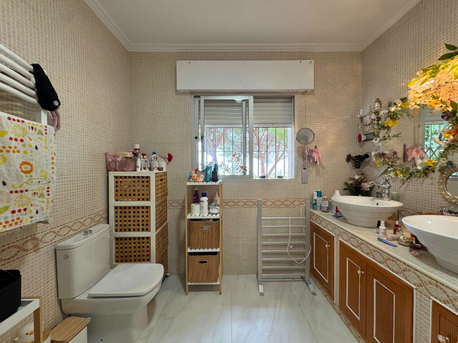 Villa enclavada en un gran jardín muy cuidado y con total privacidad y con casa de invitados.