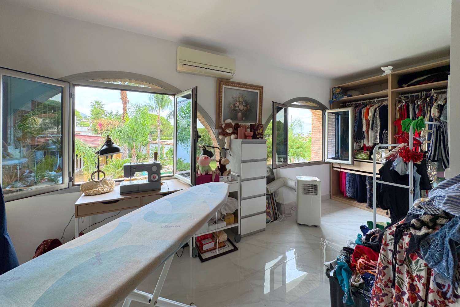 Villa enclavada en un gran jardín muy cuidado y con total privacidad y con casa de invitados.