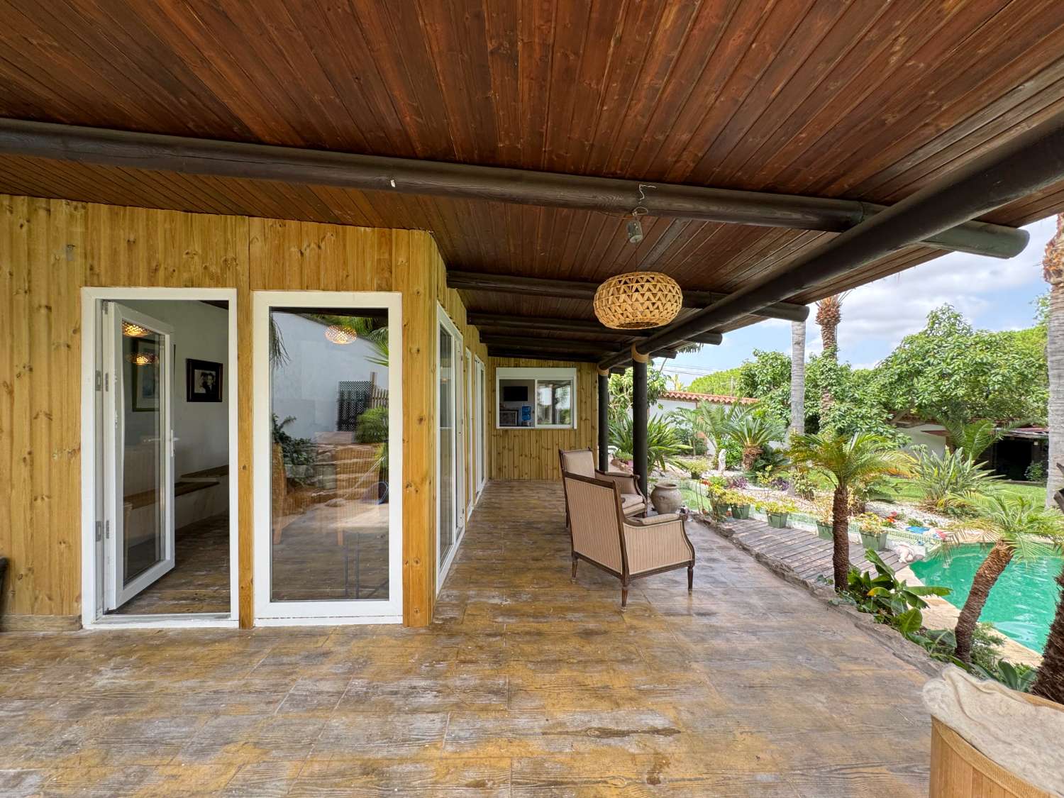 Villa enclavada en un gran jardín muy cuidado y con total privacidad y con casa de invitados.