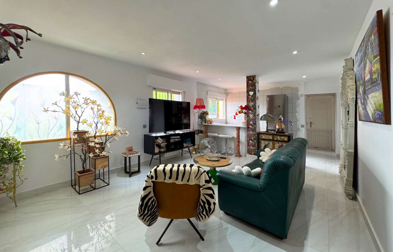 Villa enclavada en un gran jardín muy cuidado y con total privacidad y con casa de invitados.