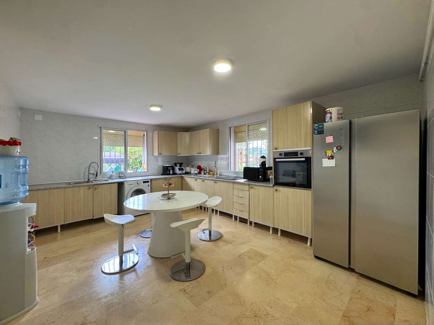 Villa enclavada en un gran jardín muy cuidado y con total privacidad y con casa de invitados.
