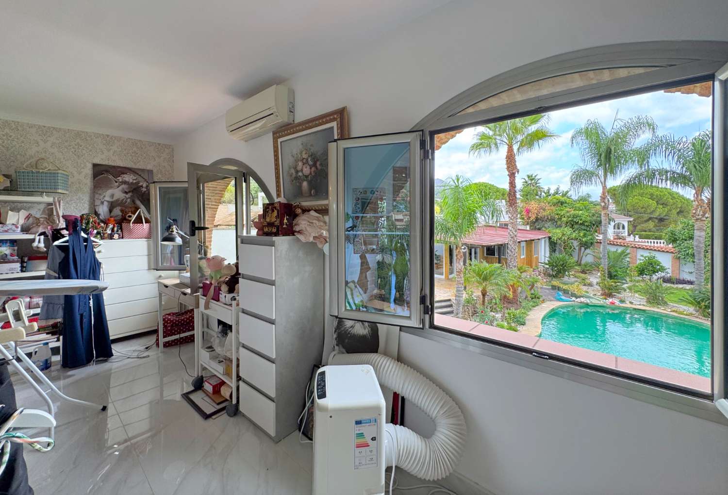 Villa enclavada en un gran jardín muy cuidado y con total privacidad y con casa de invitados.