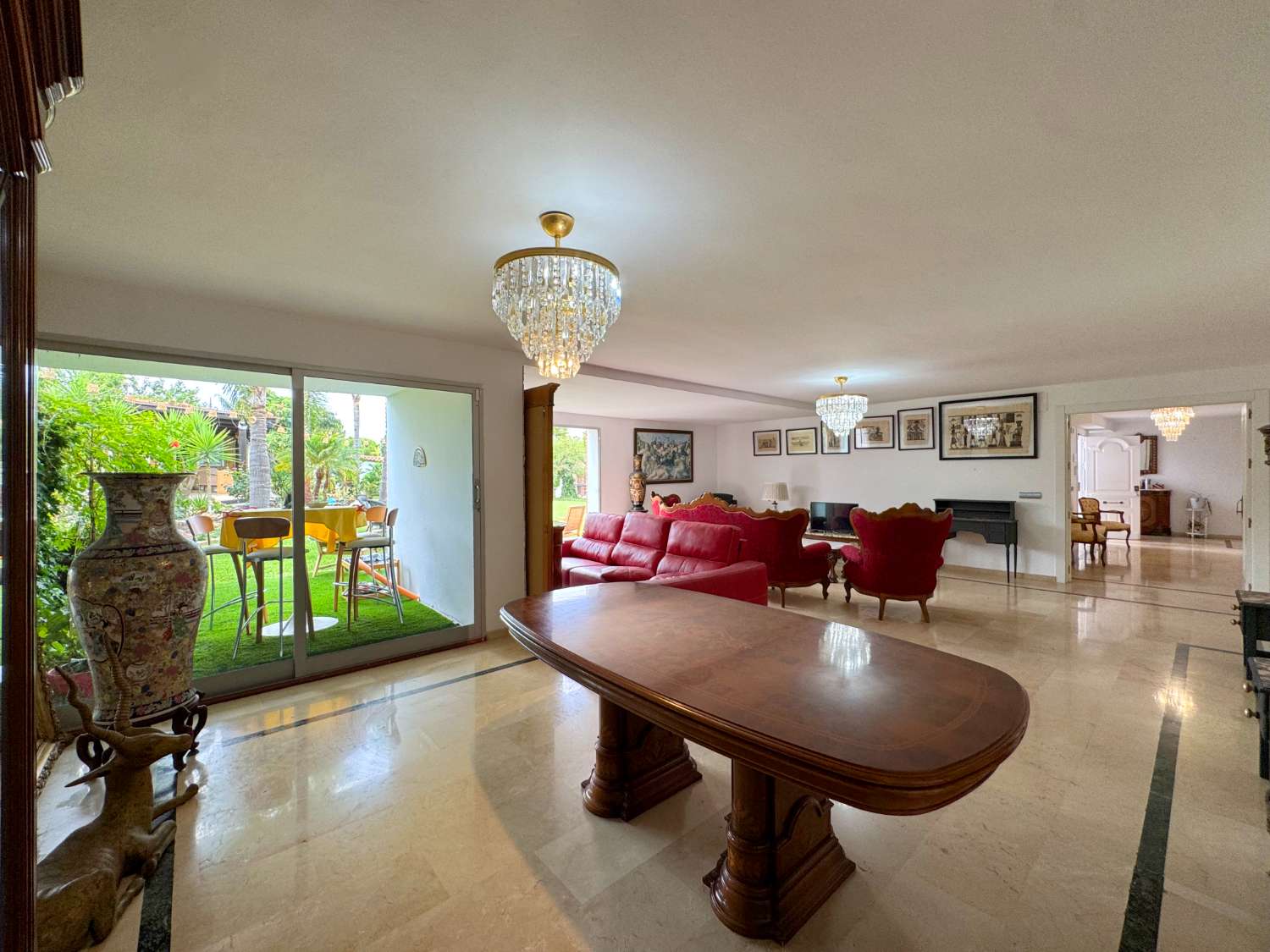 Villa enclavada en un gran jardín muy cuidado y con total privacidad y con casa de invitados.