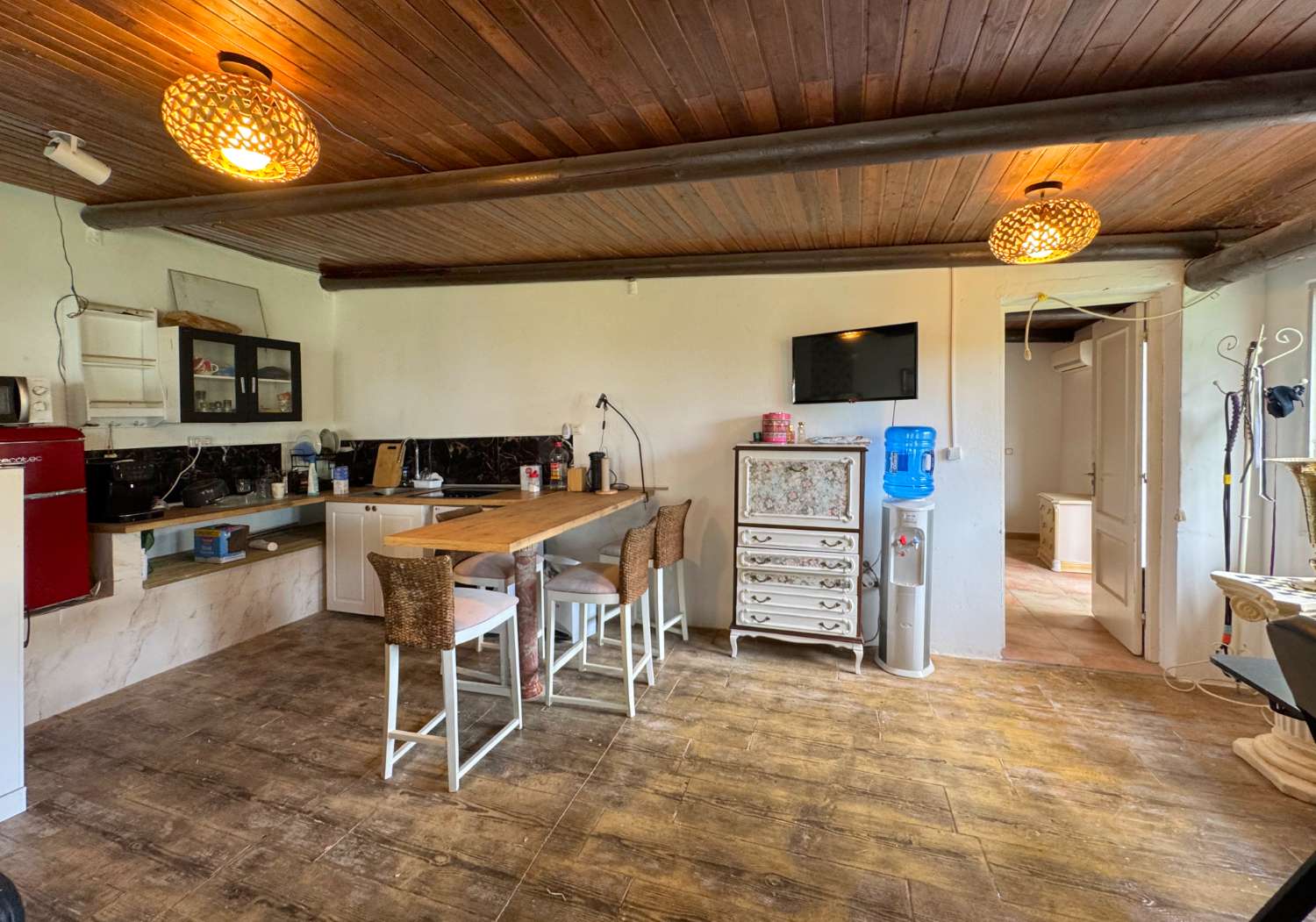 Villa enclavada en un gran jardín muy cuidado y con total privacidad y con casa de invitados.