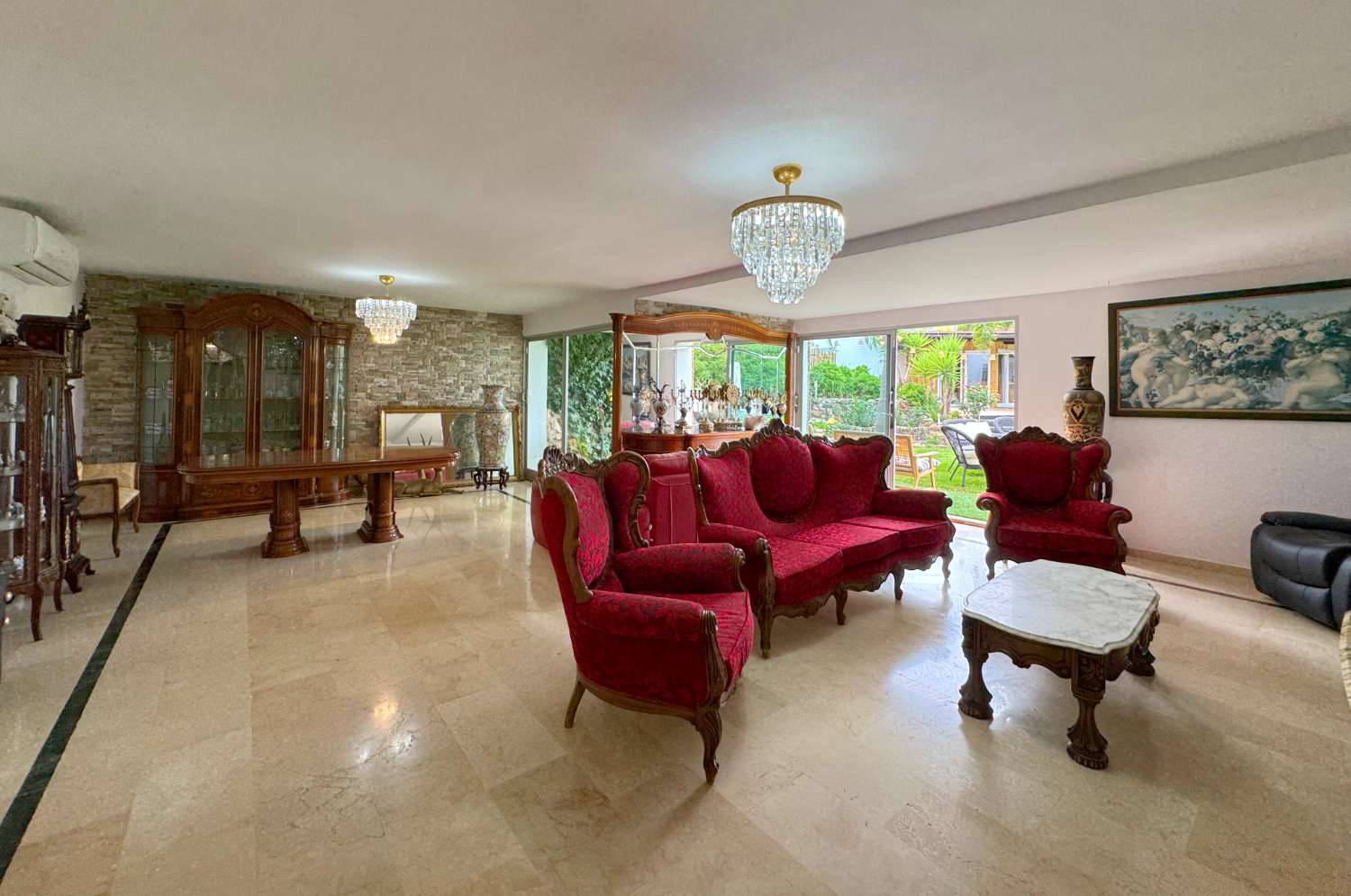 Villa enclavada en un gran jardín muy cuidado y con total privacidad y con casa de invitados.