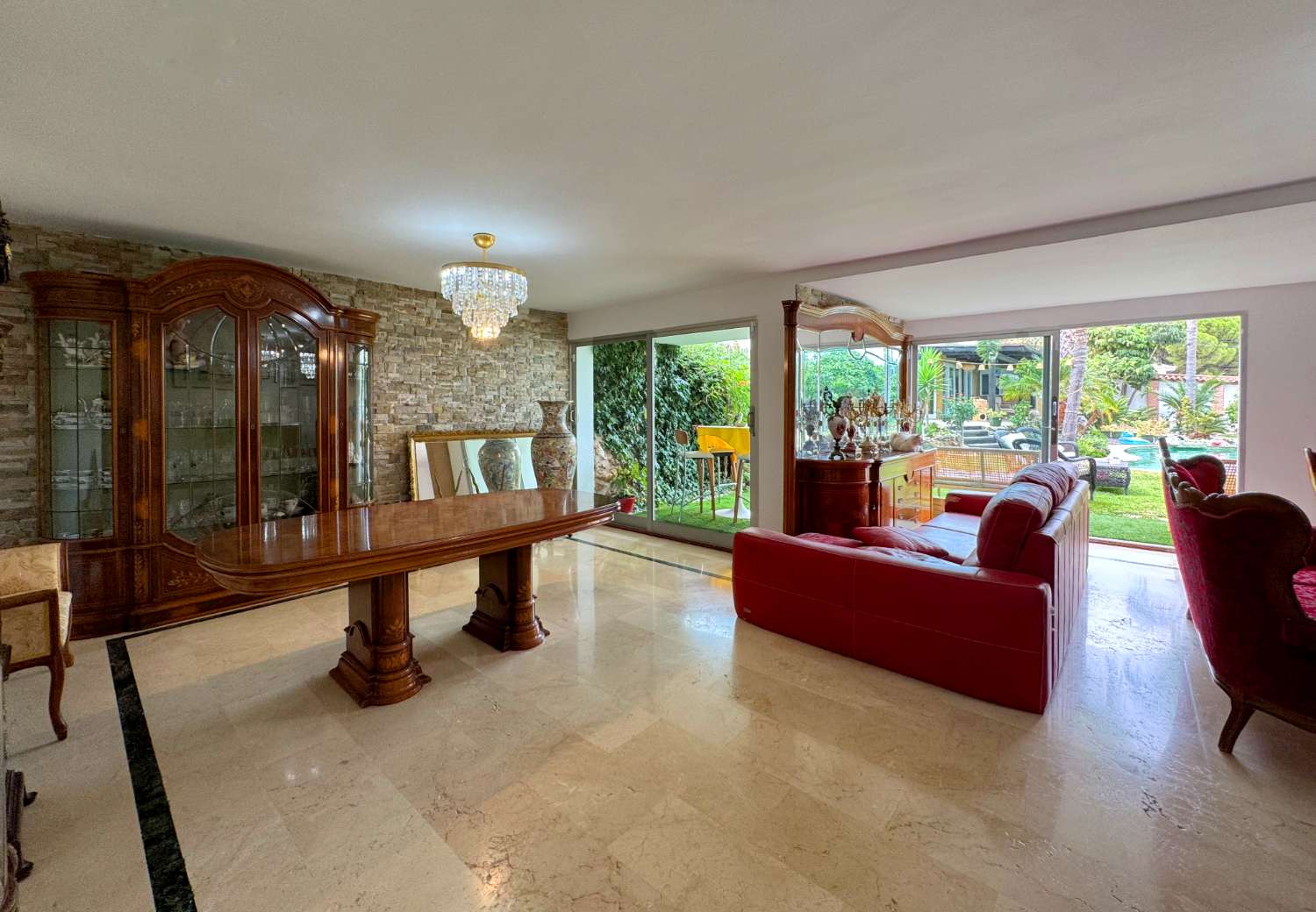 Villa enclavada en un gran jardín muy cuidado y con total privacidad y con casa de invitados.