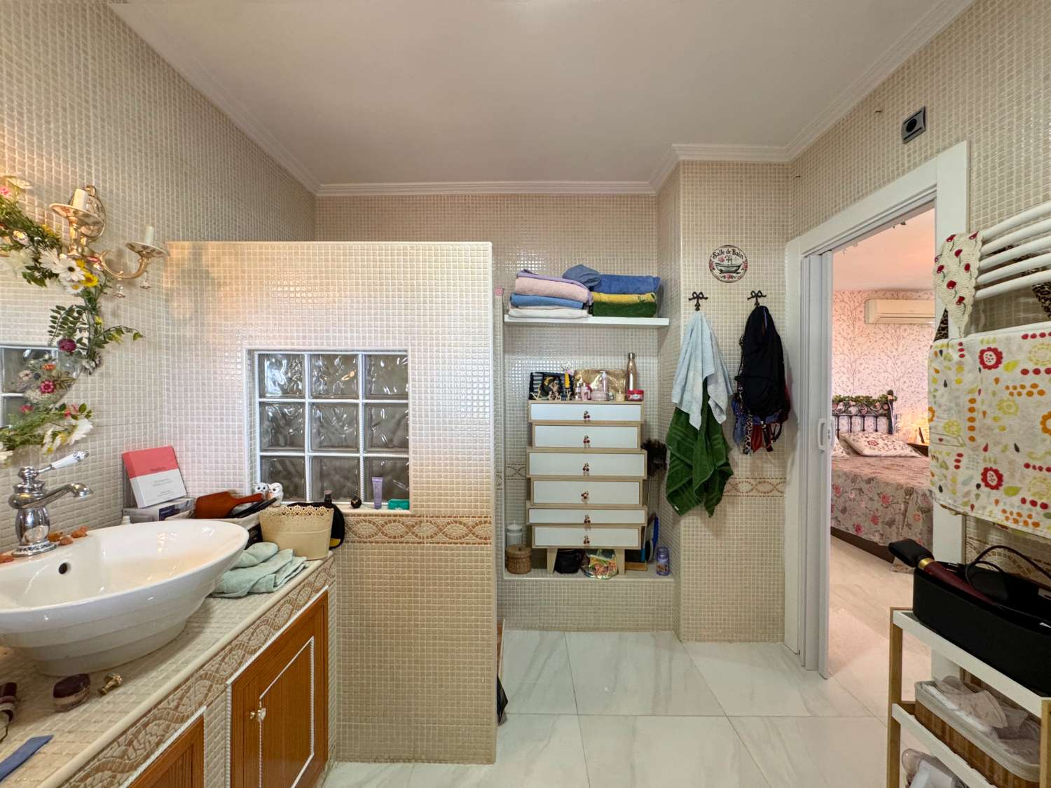 Villa enclavada en un gran jardín muy cuidado y con total privacidad y con casa de invitados.