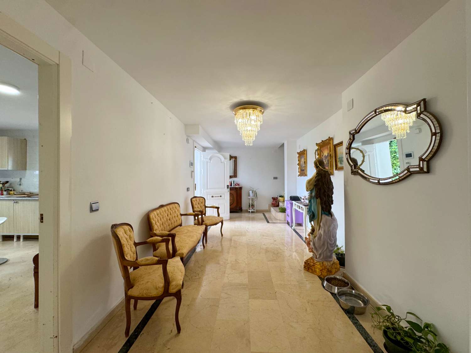 Villa enclavada en un gran jardín muy cuidado y con total privacidad y con casa de invitados.