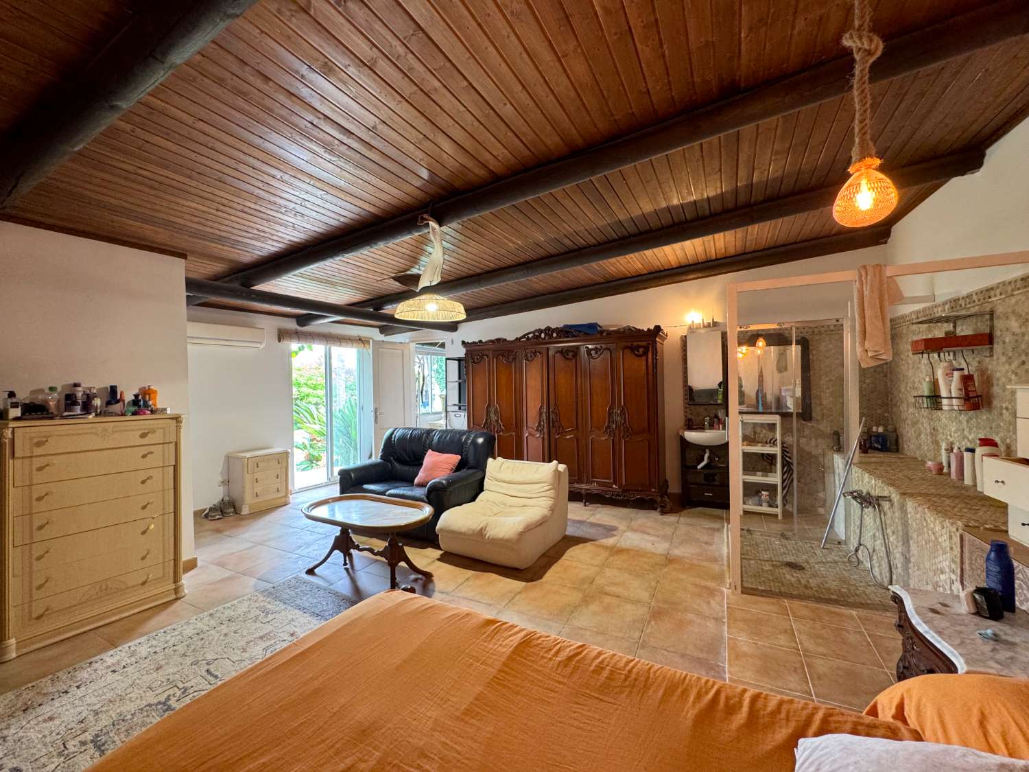 Villa enclavada en un gran jardín muy cuidado y con total privacidad y con casa de invitados.