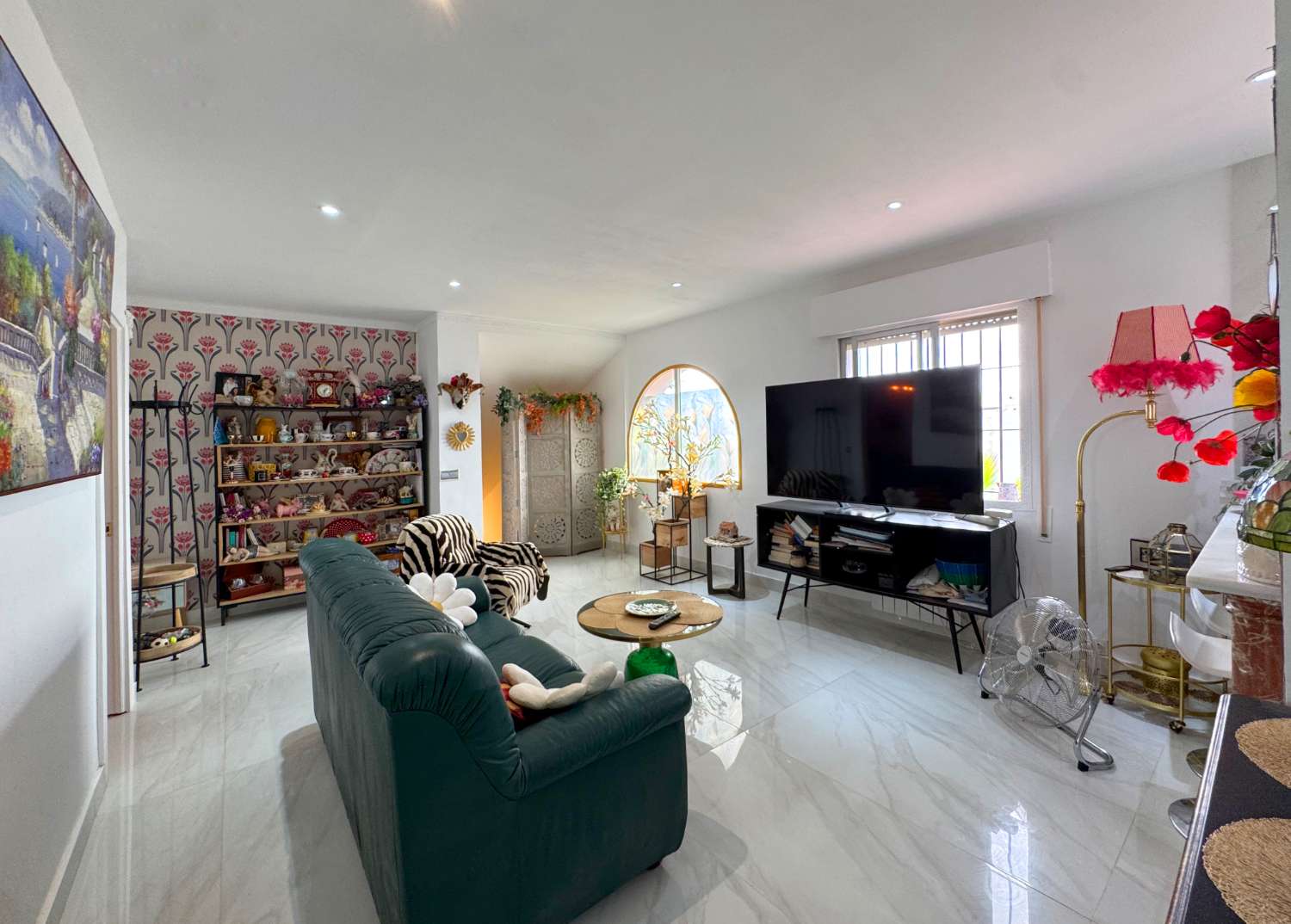 Villa enclavada en un gran jardín muy cuidado y con total privacidad y con casa de invitados.