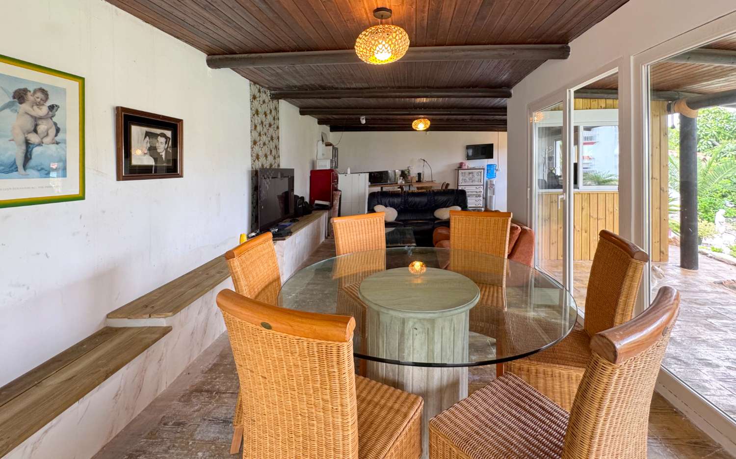 Villa enclavada en un gran jardín muy cuidado y con total privacidad y con casa de invitados.