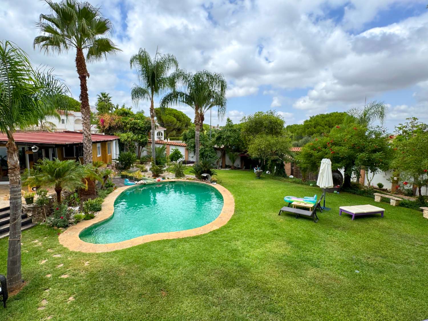 Villa enclavada en un gran jardín muy cuidado y con total privacidad y con casa de invitados.
