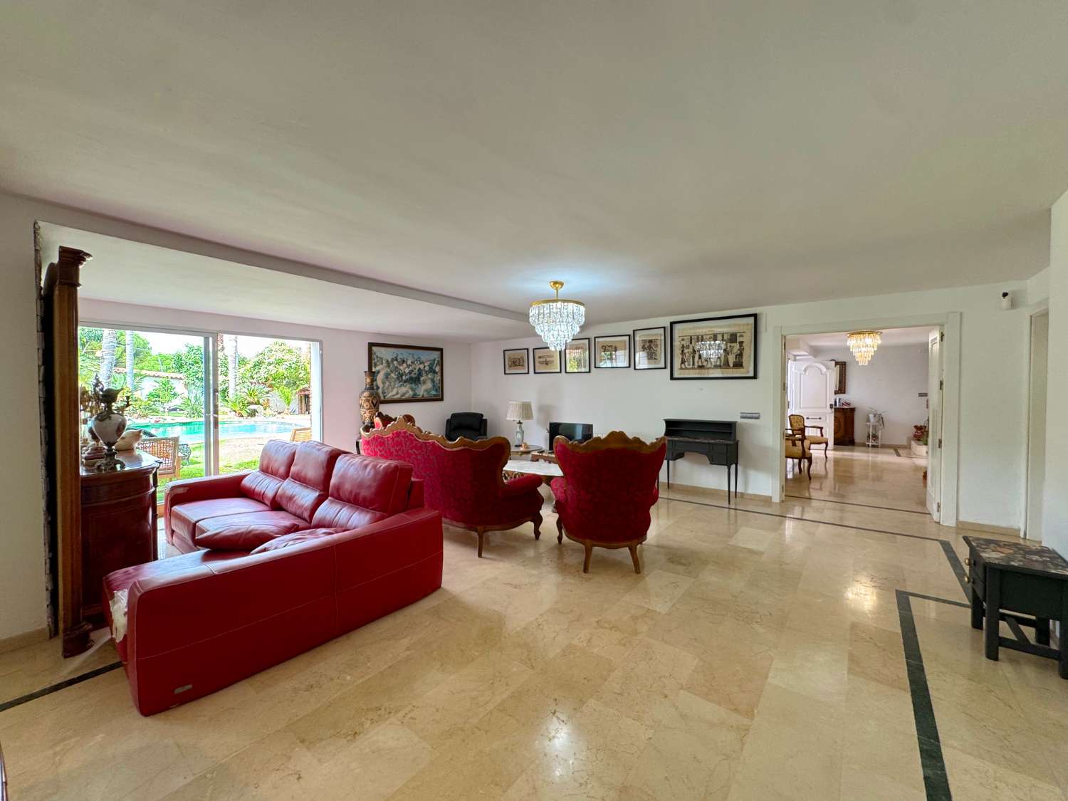 Villa enclavada en un gran jardín muy cuidado y con total privacidad y con casa de invitados.
