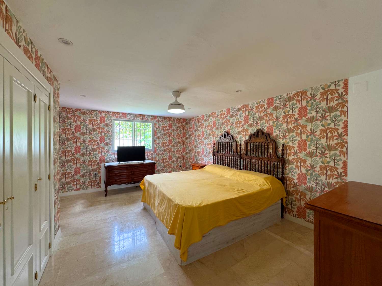 Villa enclavada en un gran jardín muy cuidado y con total privacidad y con casa de invitados.