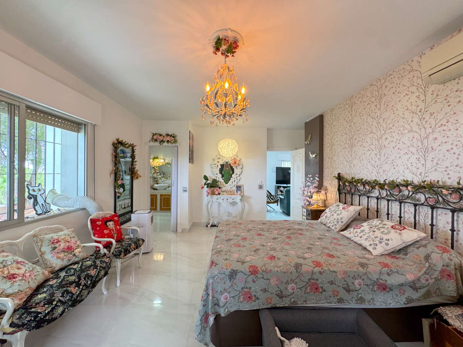 Villa enclavada en un gran jardín muy cuidado y con total privacidad y con casa de invitados.