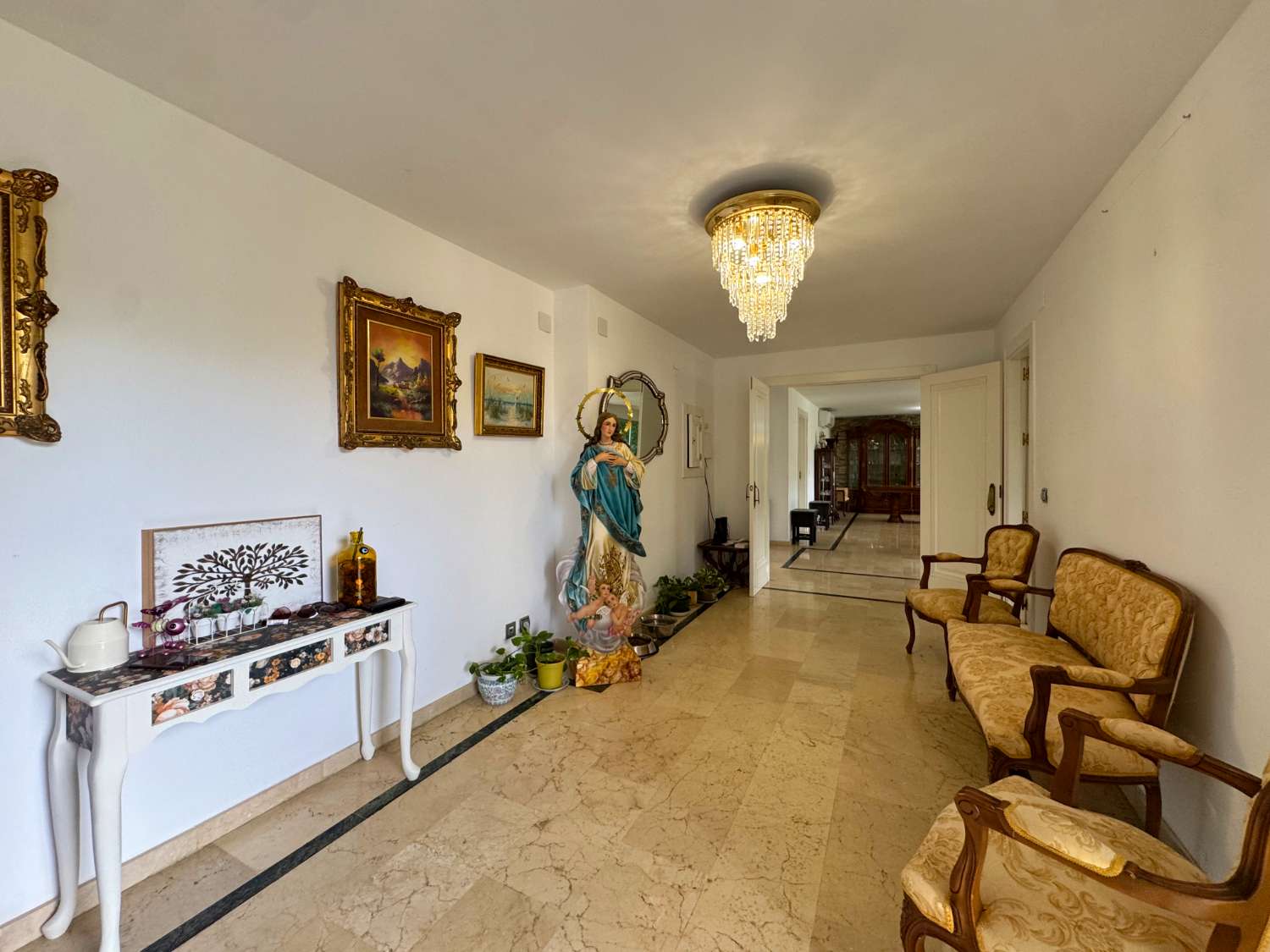 Villa enclavada en un gran jardín muy cuidado y con total privacidad y con casa de invitados.