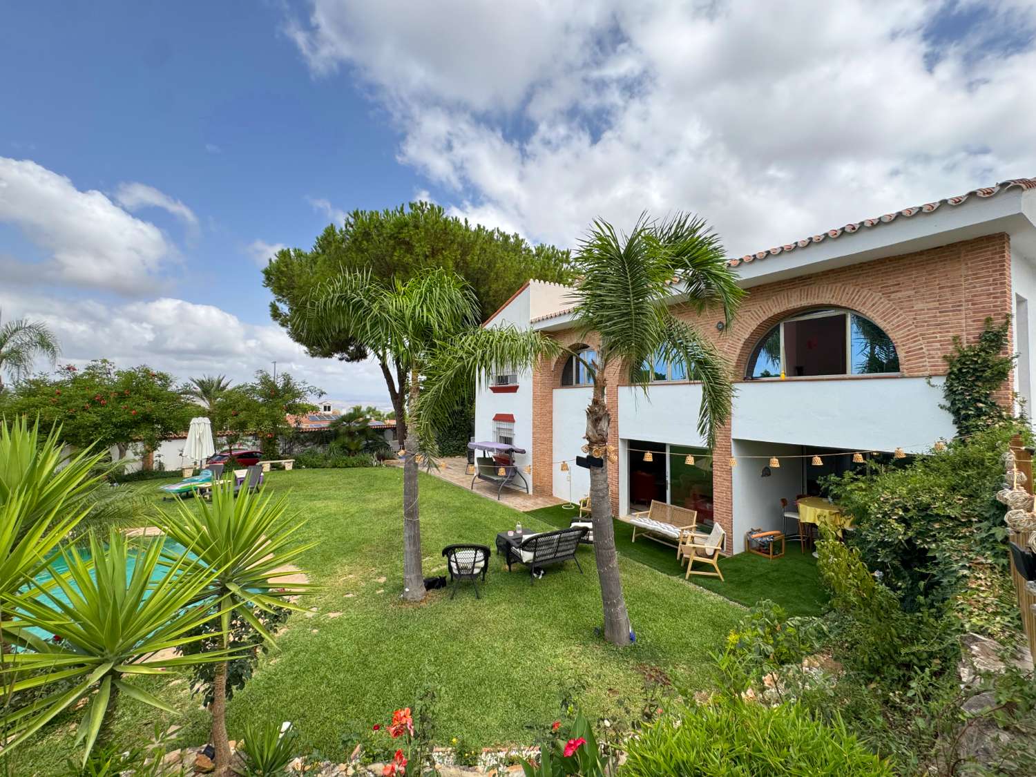 Villa enclavada en un gran jardín muy cuidado y con total privacidad y con casa de invitados.