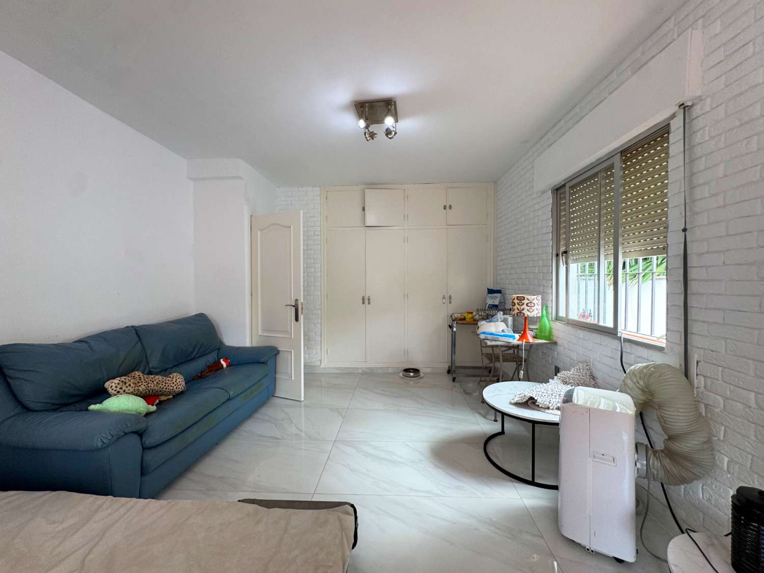 Villa enclavada en un gran jardín muy cuidado y con total privacidad y con casa de invitados.