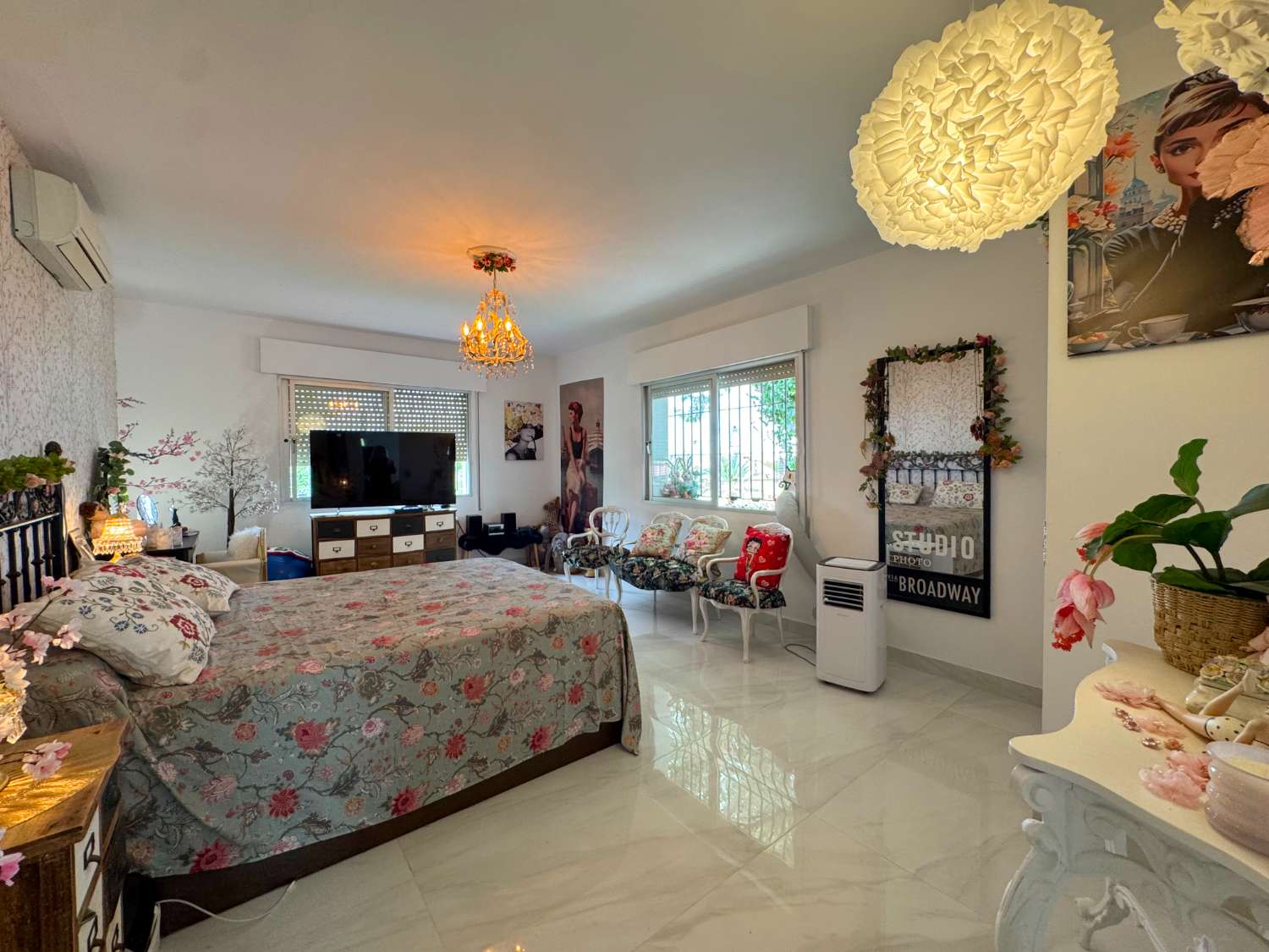 Villa enclavada en un gran jardín muy cuidado y con total privacidad y con casa de invitados.