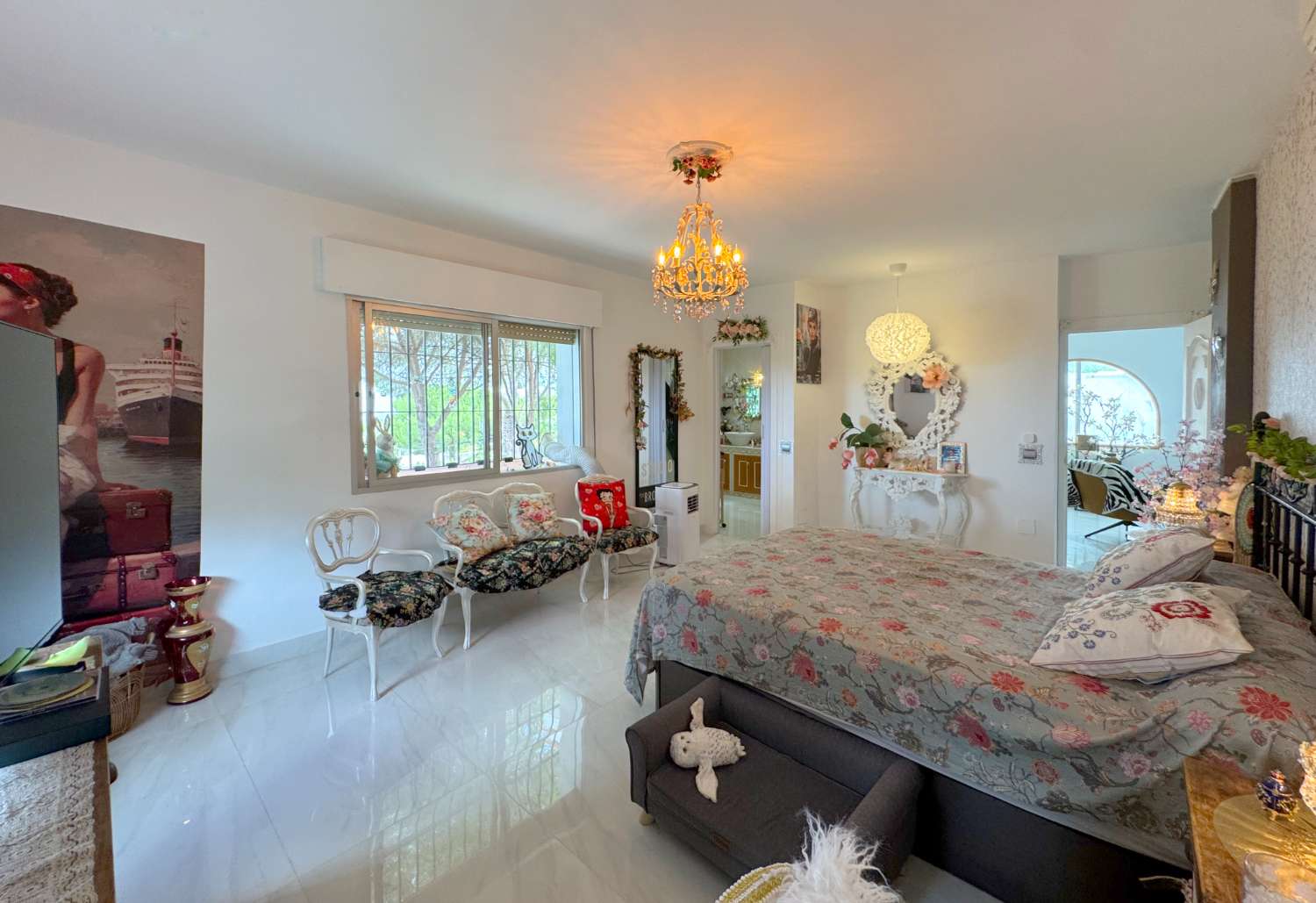 Villa enclavada en un gran jardín muy cuidado y con total privacidad y con casa de invitados.