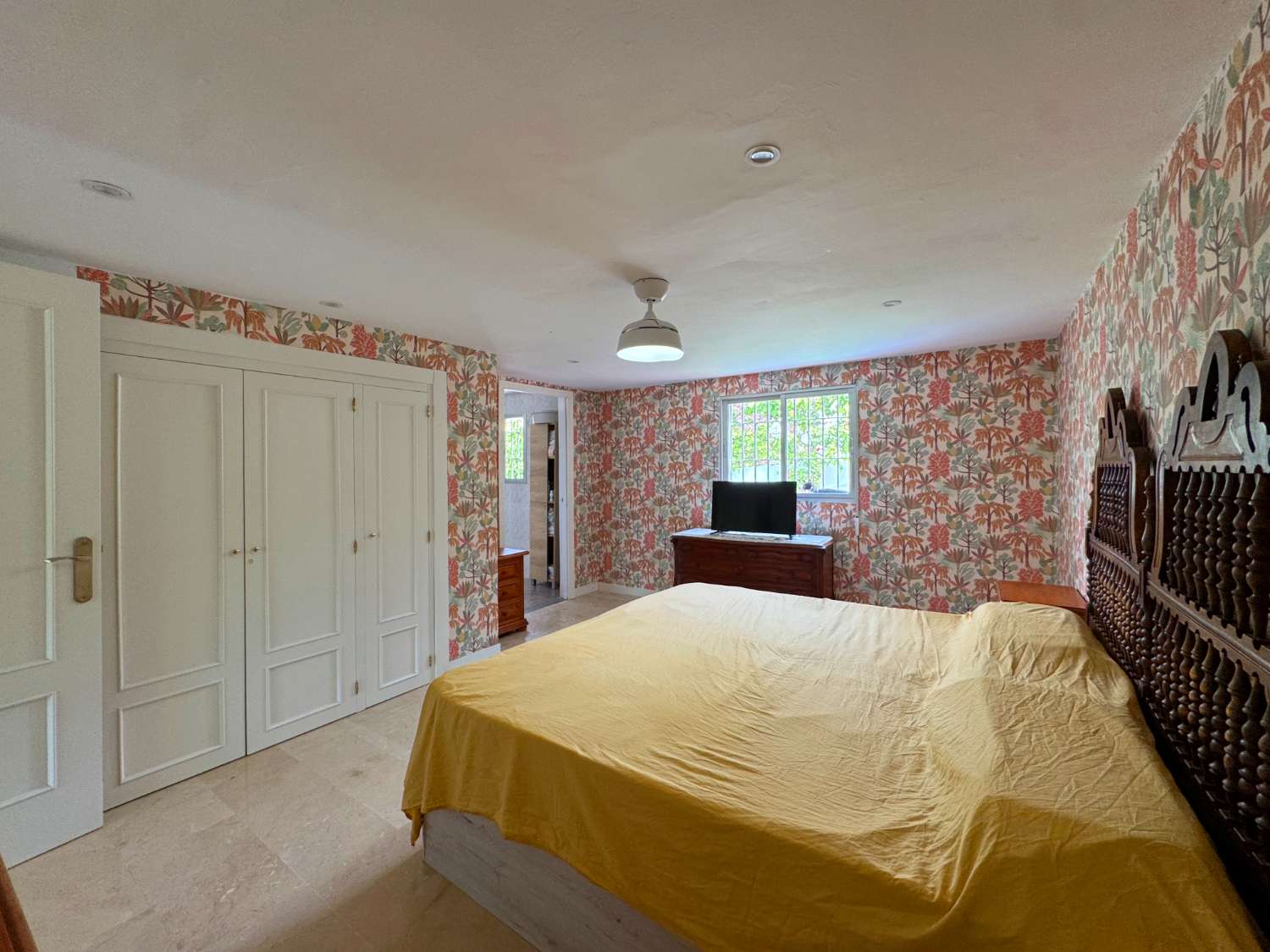 Villa enclavada en un gran jardín muy cuidado y con total privacidad y con casa de invitados.
