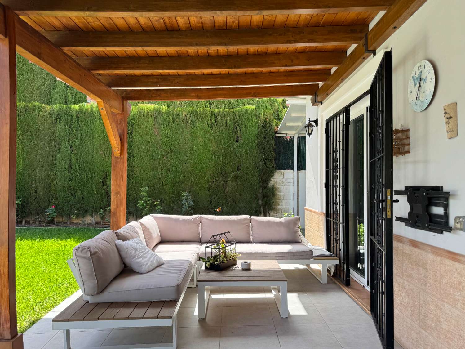 Impecable chalet independiente de una sola planta en excelente ubicación.