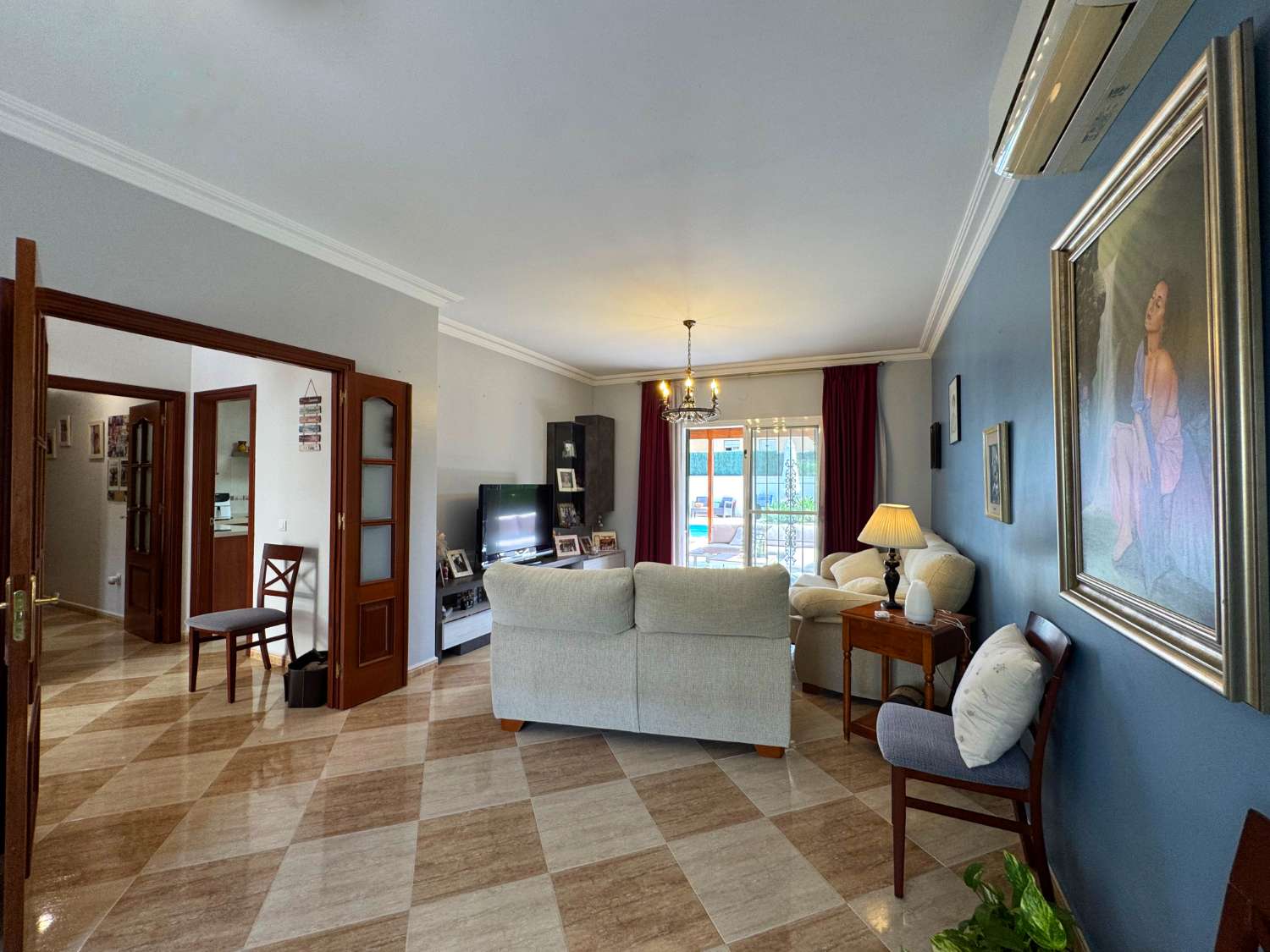 Impecable chalet independiente de una sola planta en excelente ubicación.